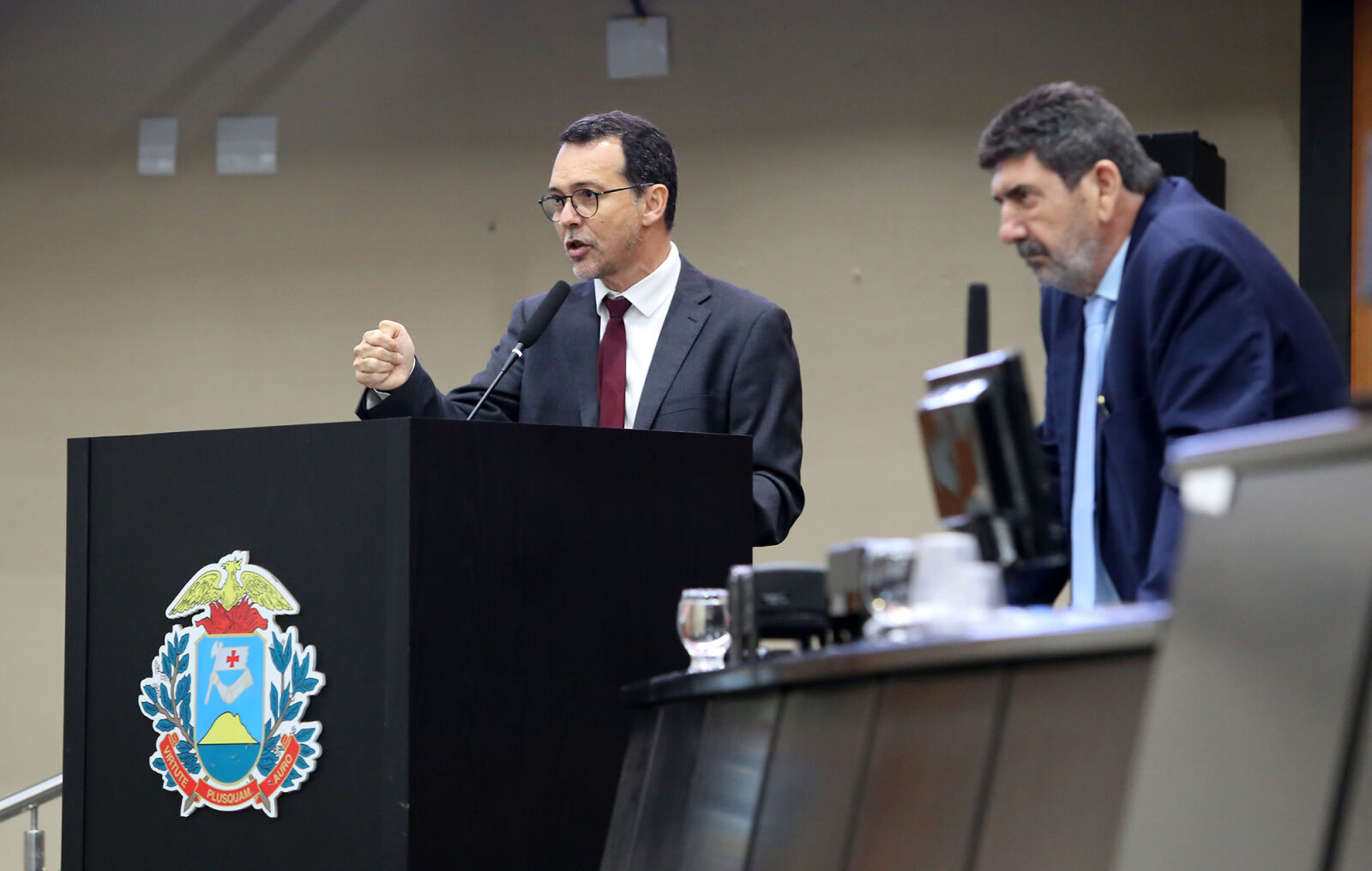 Lúdio Cabral em Plenário com Dr Joao ao fundo - foto JLSiqueira-ALMT