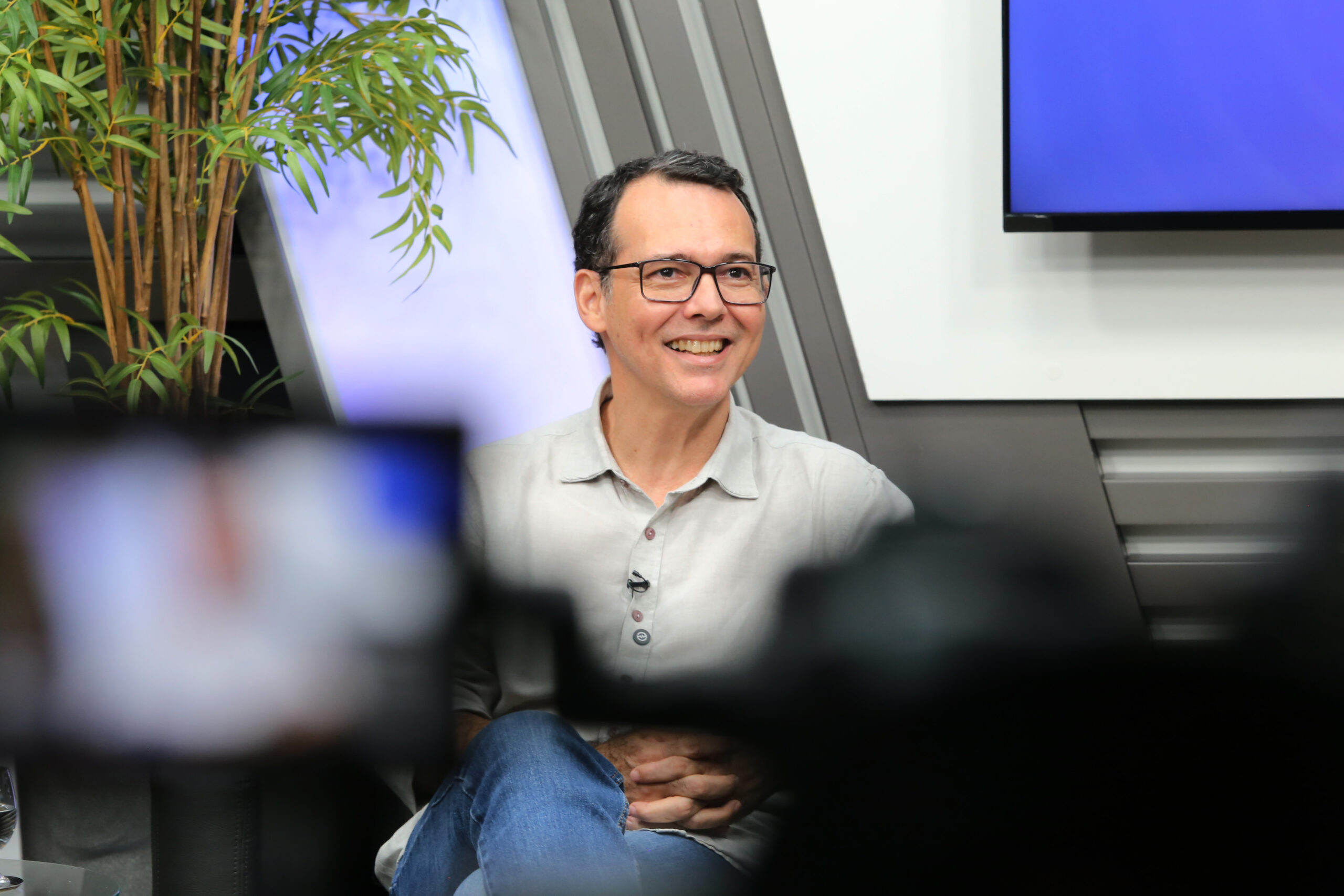 Lúdio sorrindo em entrevista - foto JLSiqueira