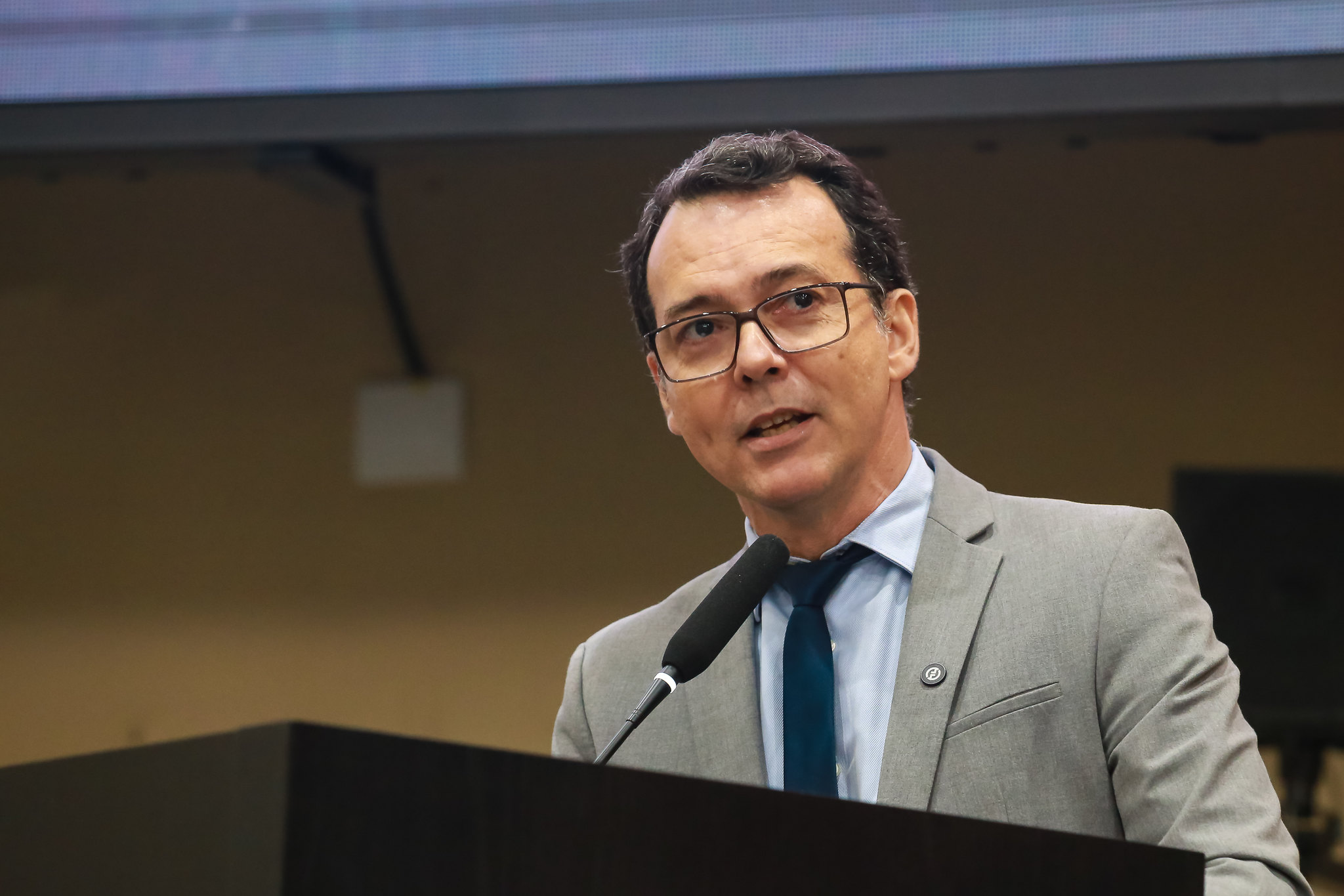 Lúdio Cabral na tribuna - foto Marcos Lopes