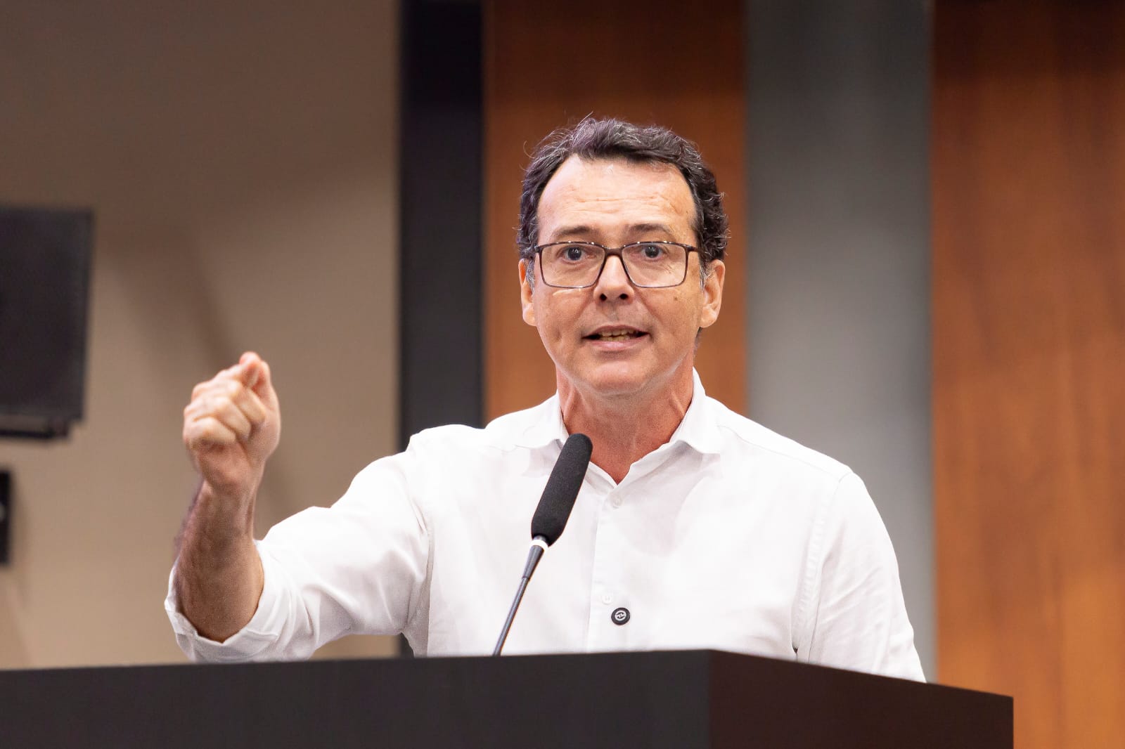 Lúdio discursa na tribuna da ALMT - foto Luciano Campbell