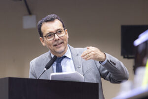 Lúdio Cabral deputado na tribuna - foto Luciano Campbell