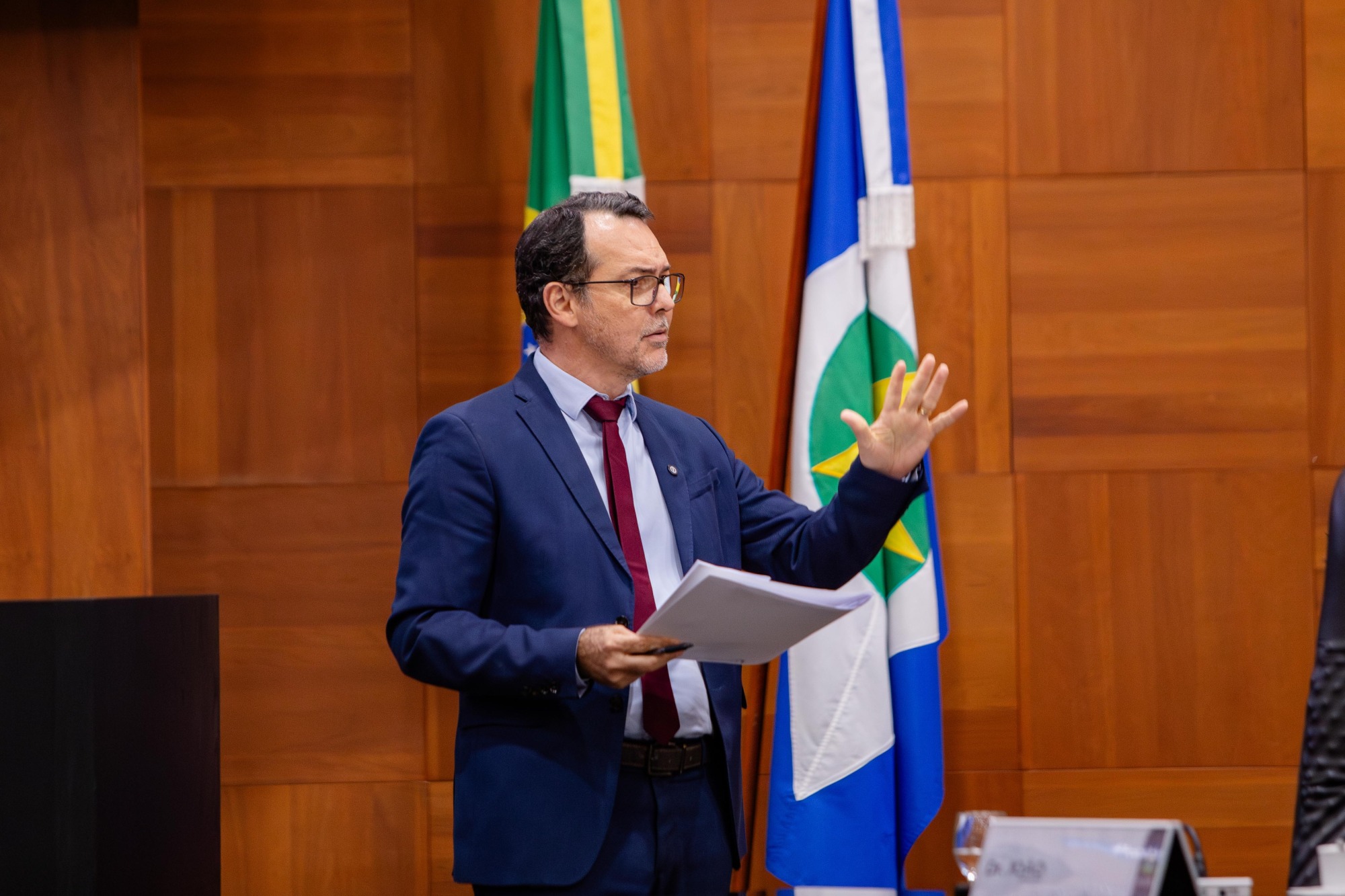 Lúdio Cabral no Plenário da AL com documento - foto Gilberto Leite