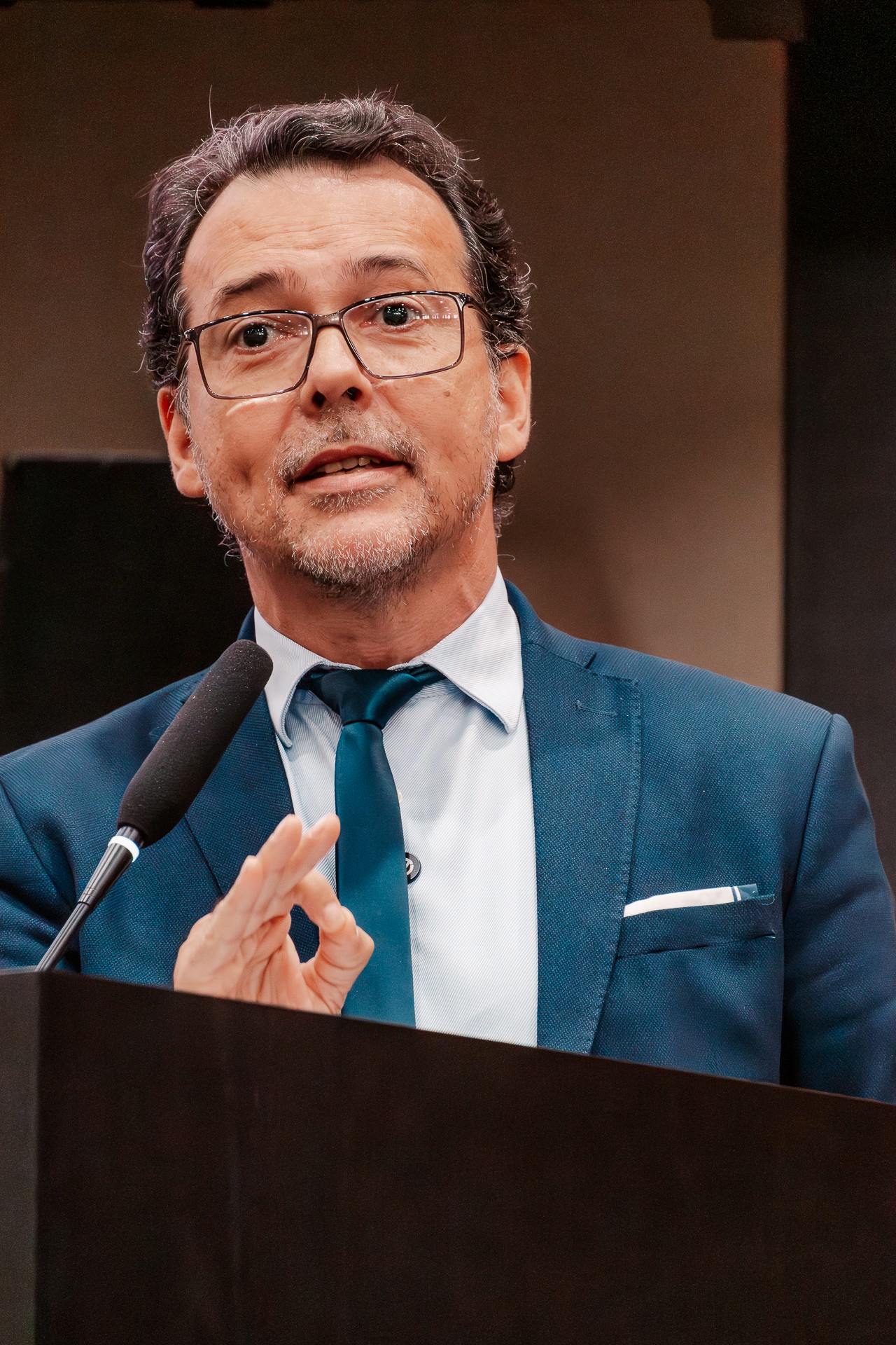 Lúdio Cabral discursa na tribuna - foto Cami Barros