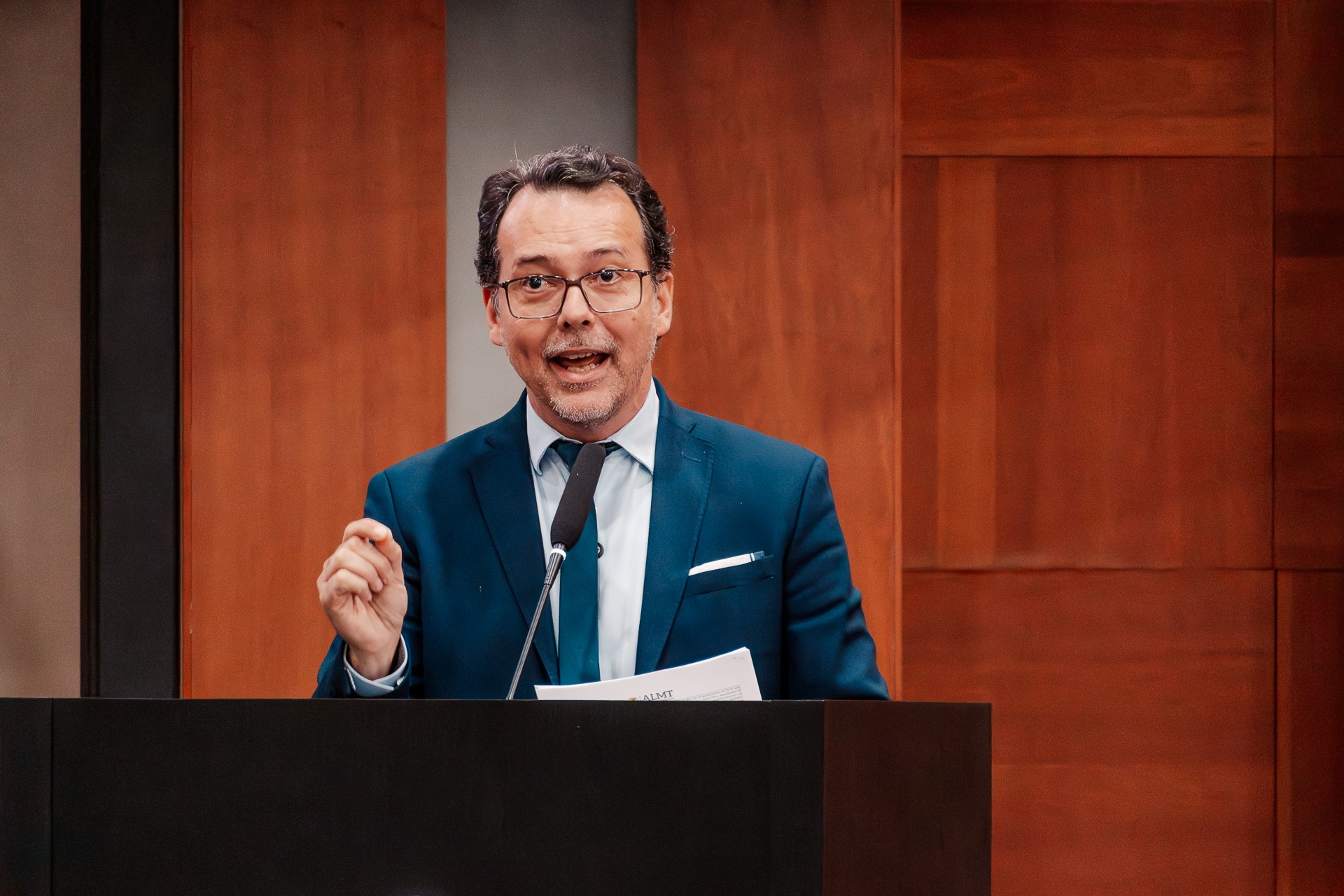Lúdio discursa na tribuna com documento - foto Cami Barros