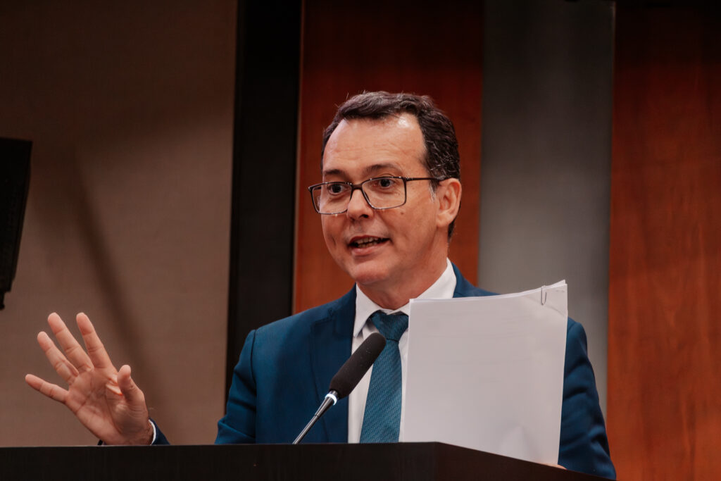 Lúdio Cabral com projetos na tribuna - foto Cami Barros