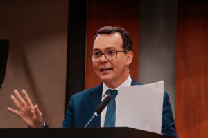 Lúdio Cabral com projetos na tribuna - foto Cami Barros