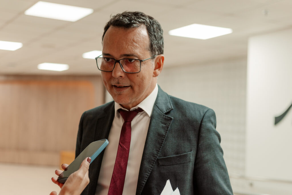 Lúdio em entrevista - foto Cami Barros