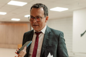 Lúdio em entrevista - foto Cami Barros