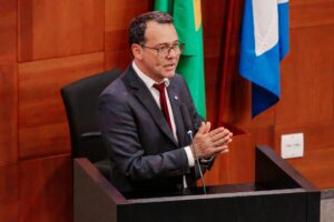 Lúdio fala na tribuna - foto Cami Barros