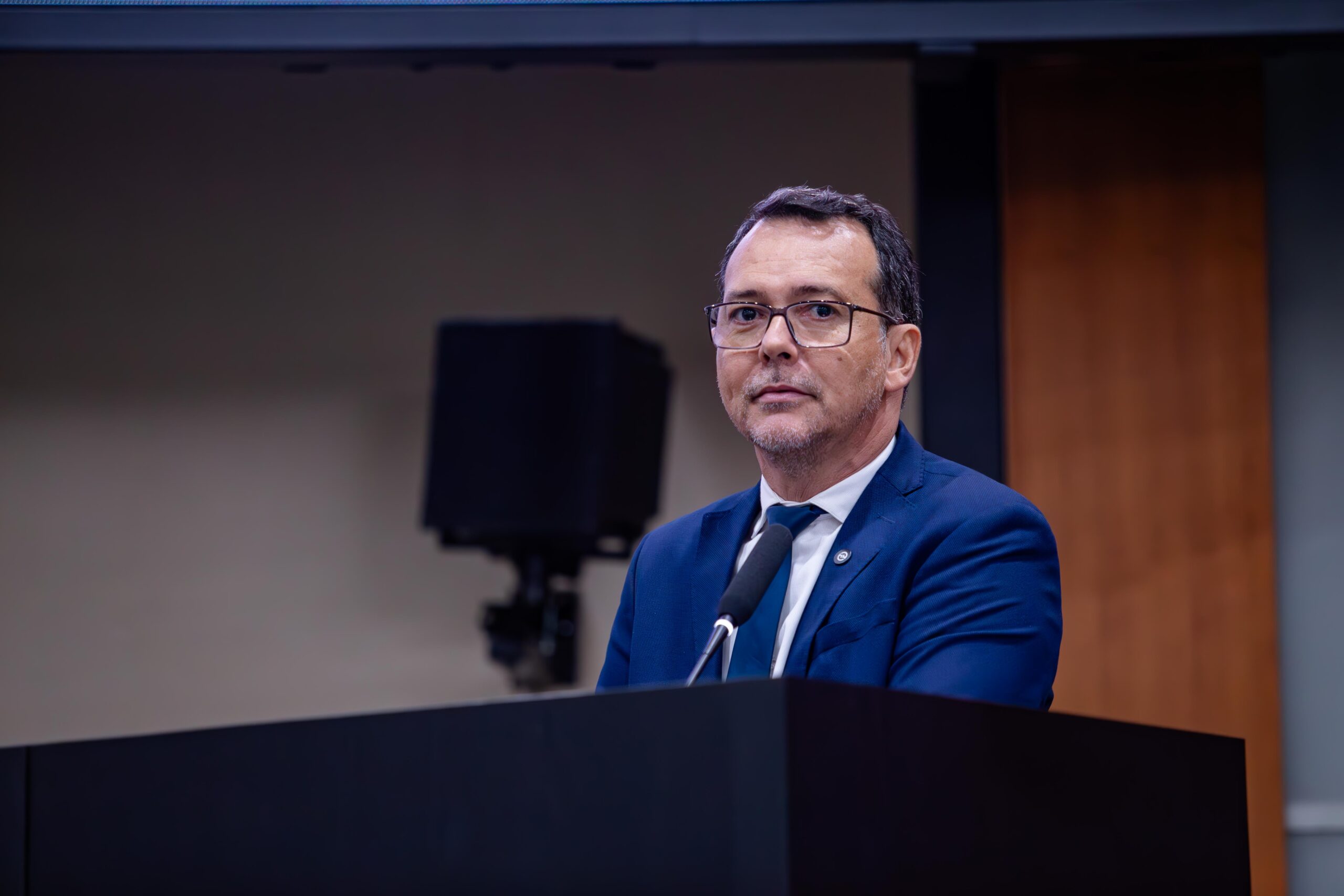 Lúdio na tribuna durante sessão - foto Gilberto Leite - ALMT