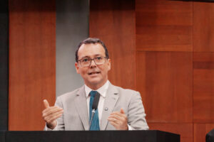 Lúdio discursa durante sessão - foto Cami Barros