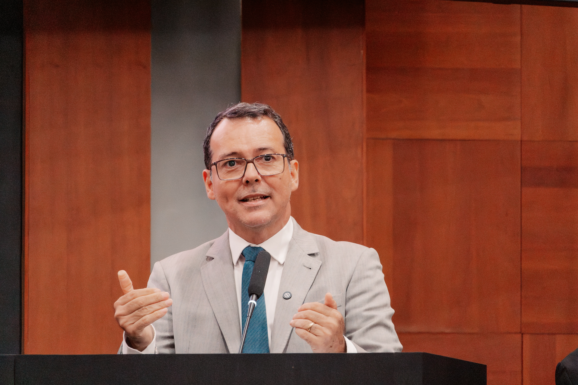 Lúdio discursa durante sessão - foto Cami Barros