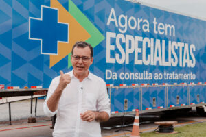 Lúdio Cabral com a Carreta de Saúde da Mulher (Agora tem Especialistas) - foto Cami Barros