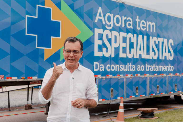 Lúdio Cabral com a Carreta de Saúde da Mulher (Agora tem Especialistas) - foto Cami Barros