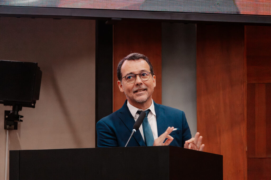 Lúdio Cabral no plenário da ALMT - foto de Cami Barros