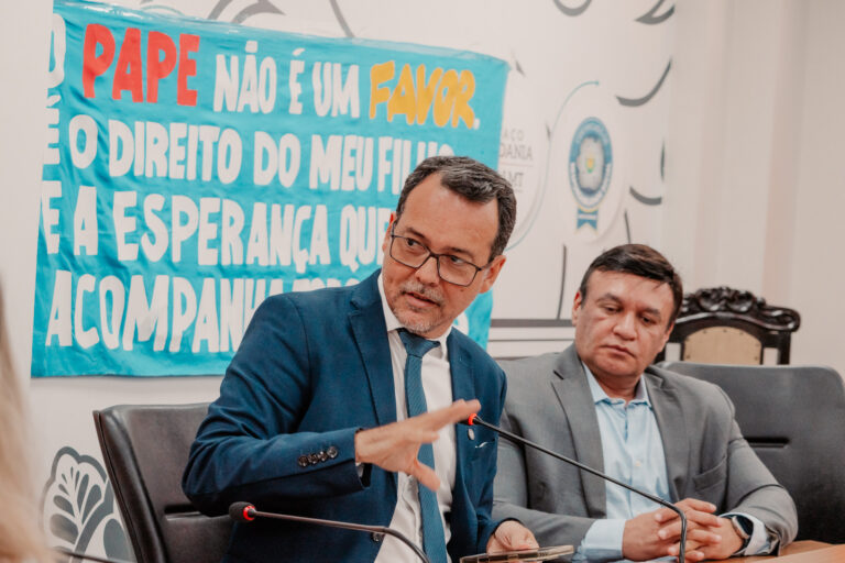 Lúdio em audiência sobre professores para crianças com deficiência - foto Cami Barros