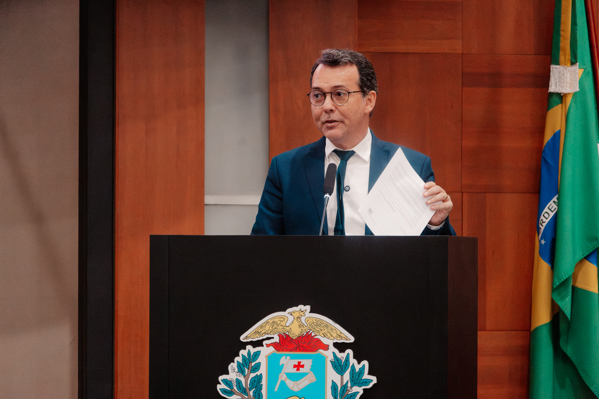 Lúdio Cabral com projeto de lei - foto Cami Barros