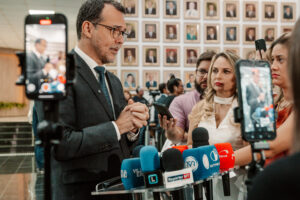 Lúdio Cabral em entrevista coletiva - foto Cami Barros