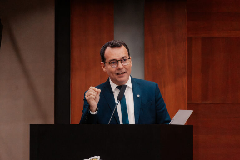 Lúdio fala na tribuna com requerimento - foto Cami Barros