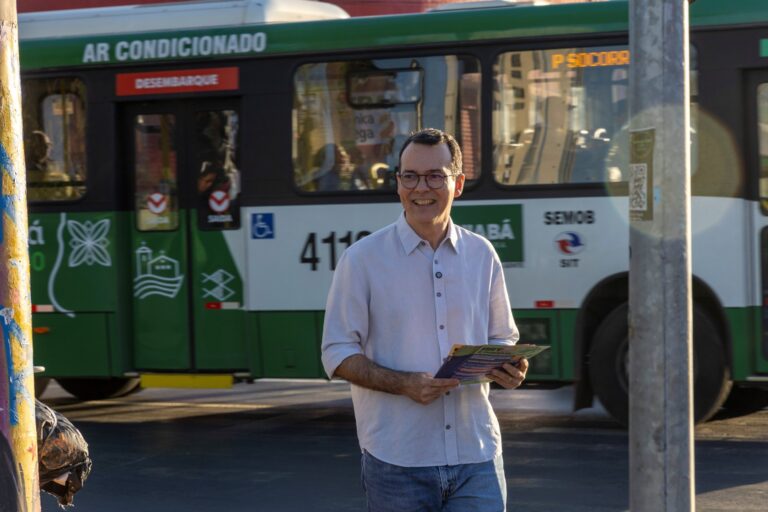 Lúdio Cabral com ônibus - foto Flávio André