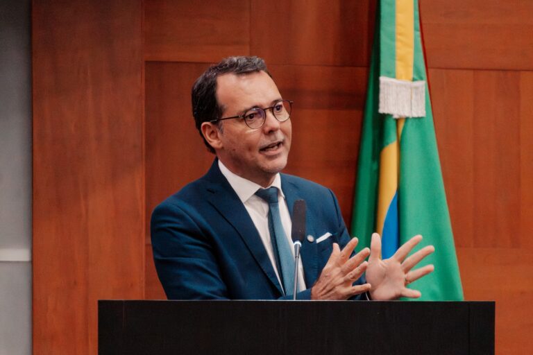 Lúdio discursa na tribuna em frente à bandeira - foto Cami Barros
