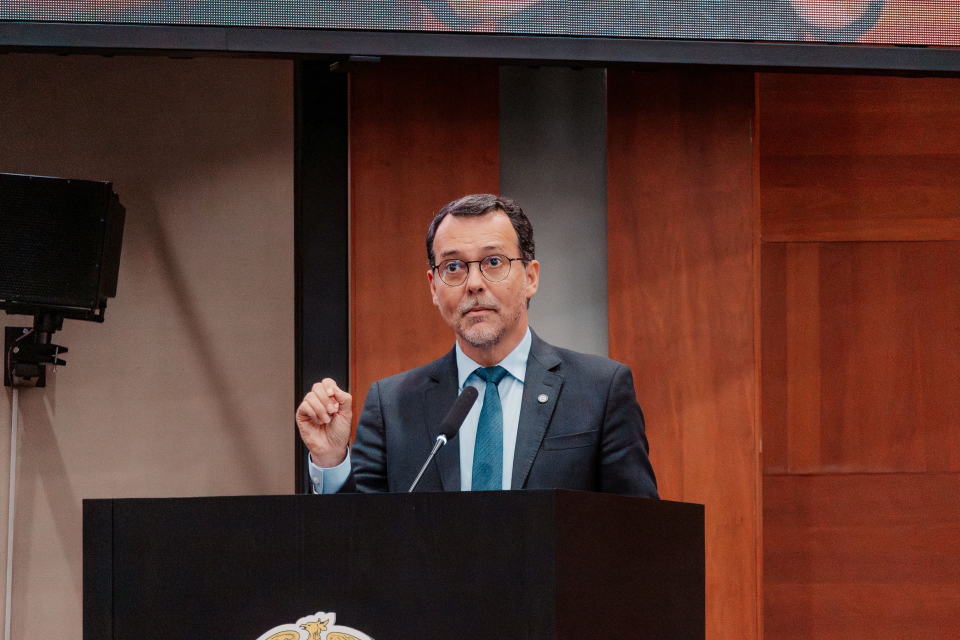 Lúdio Cabral discursa na tribuna da ALMT - foto de Cami Barros