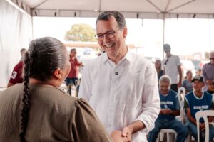 Lúdio Cabral conversa com paciente - foto Cami Barros