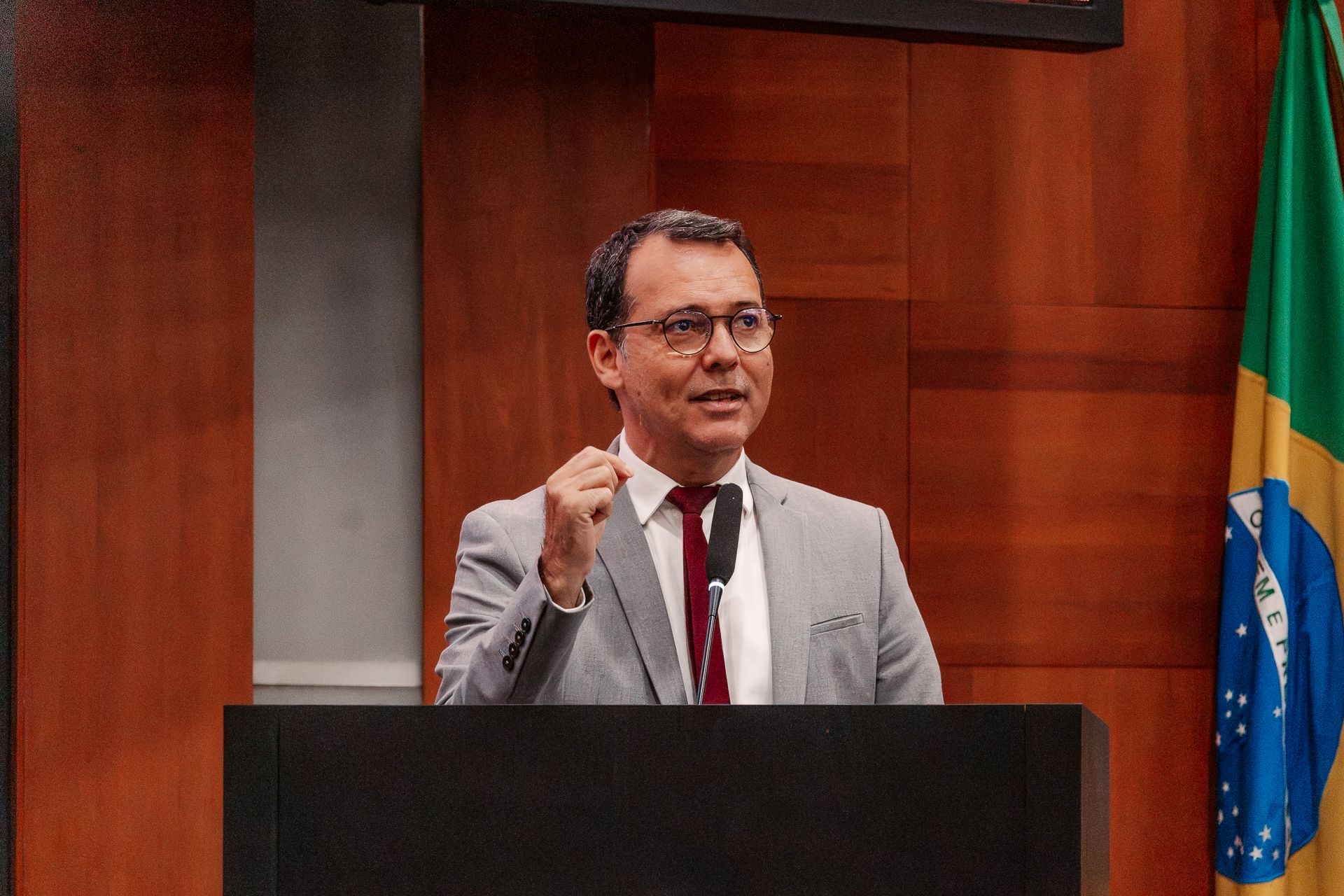 Lúdio Cabral na tribuna sobre RGA - foto Cami Barros