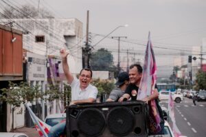 Lúdio e James Cabral no Carro da Mudança em Rondonópolis - foto Cami Barros